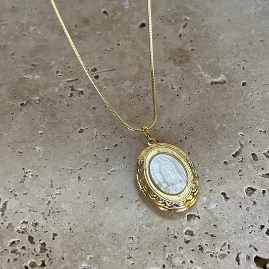 Virgin Mary perla necklace